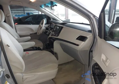 2013 Toyota Sienna L V6 7 Passenger z USA, uszkodzony, nr VIN 5TDZK3DC8DS389903